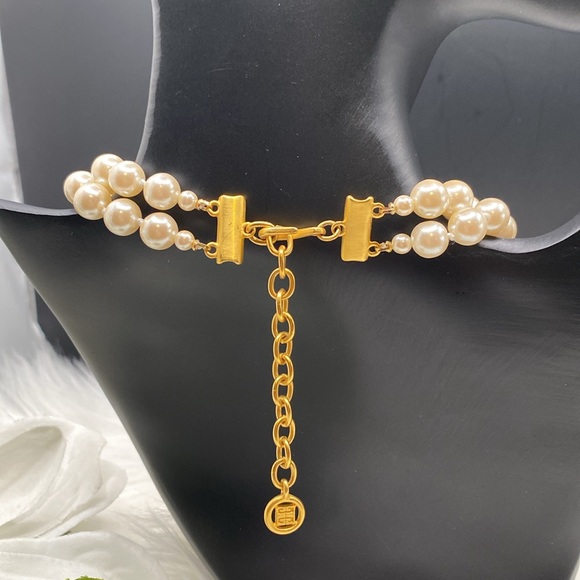 GIVENCHY FAUX PEARL CHOKER with Gold plated Pendant Statement piece STUNNING Euc - Picture 5 of 8